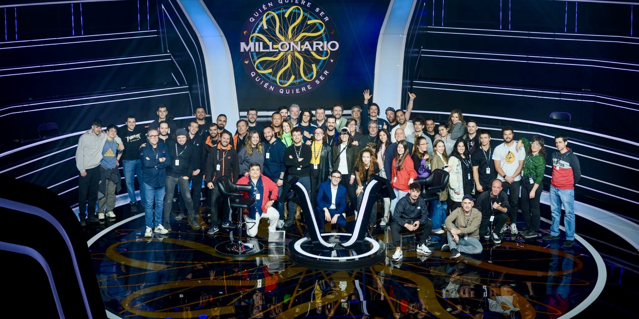 El equipo de Virtualia y los profesionales de ¿Quién Quiere Ser Millonario? posando en el set de grabación del programa.