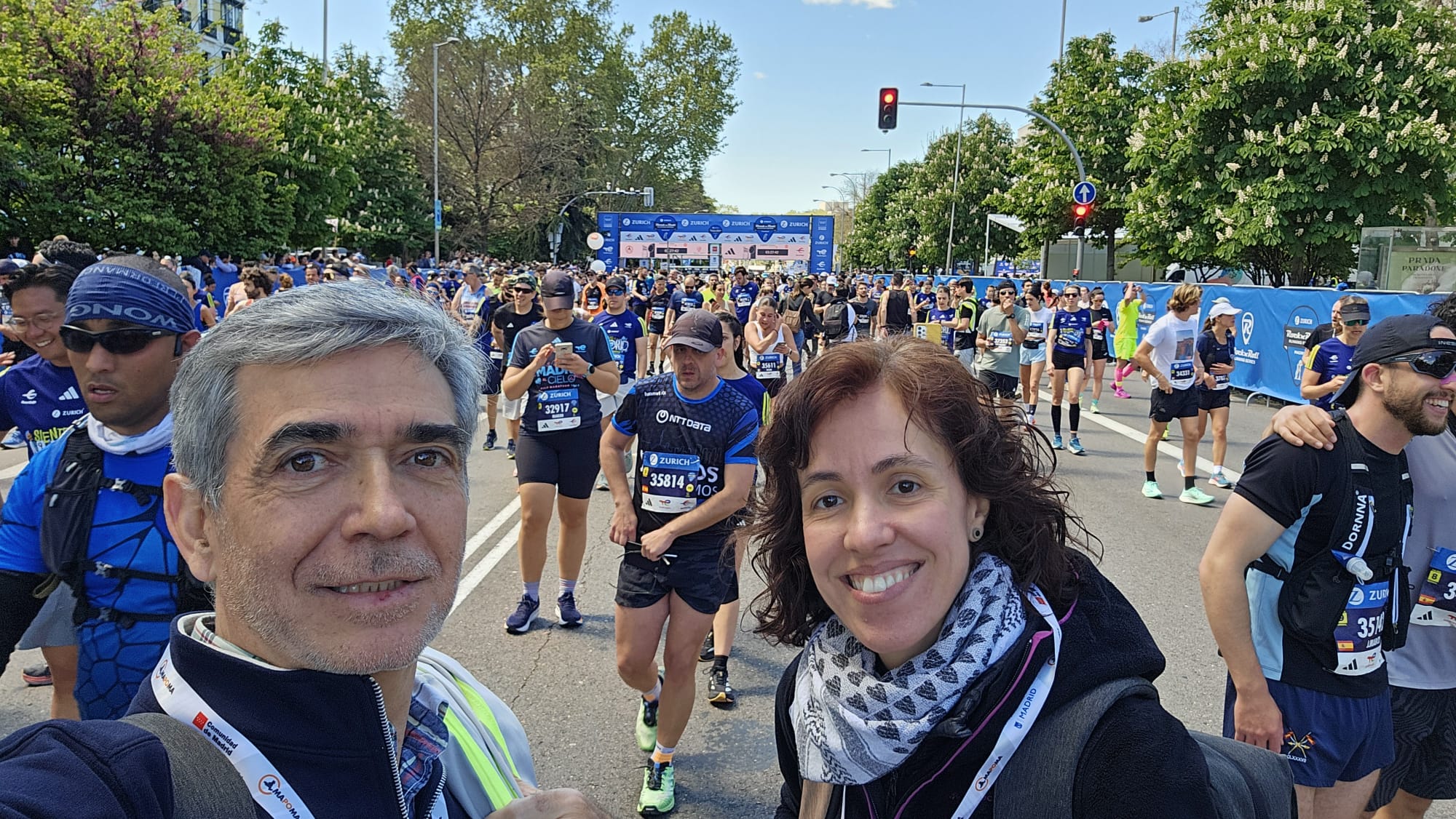 El equipo de Virtualia, participantes y asistentes en la línea de meta de la Zurich Rock'n'Roll Running Series Madrid
