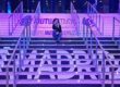Carolina Gómez de Virtualia sentada en las escaleras iluminadas de la Caja Mágica