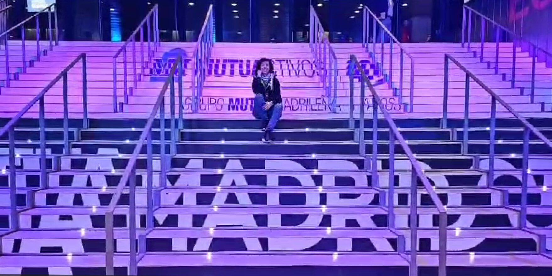 Mutua-Madrid-Open-2025 Carolina Gómez de Virtualia sentada en las escaleras iluminadas de la Caja Mágica