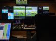 Pantallas y realización técnica en directo de un partido de fútbol