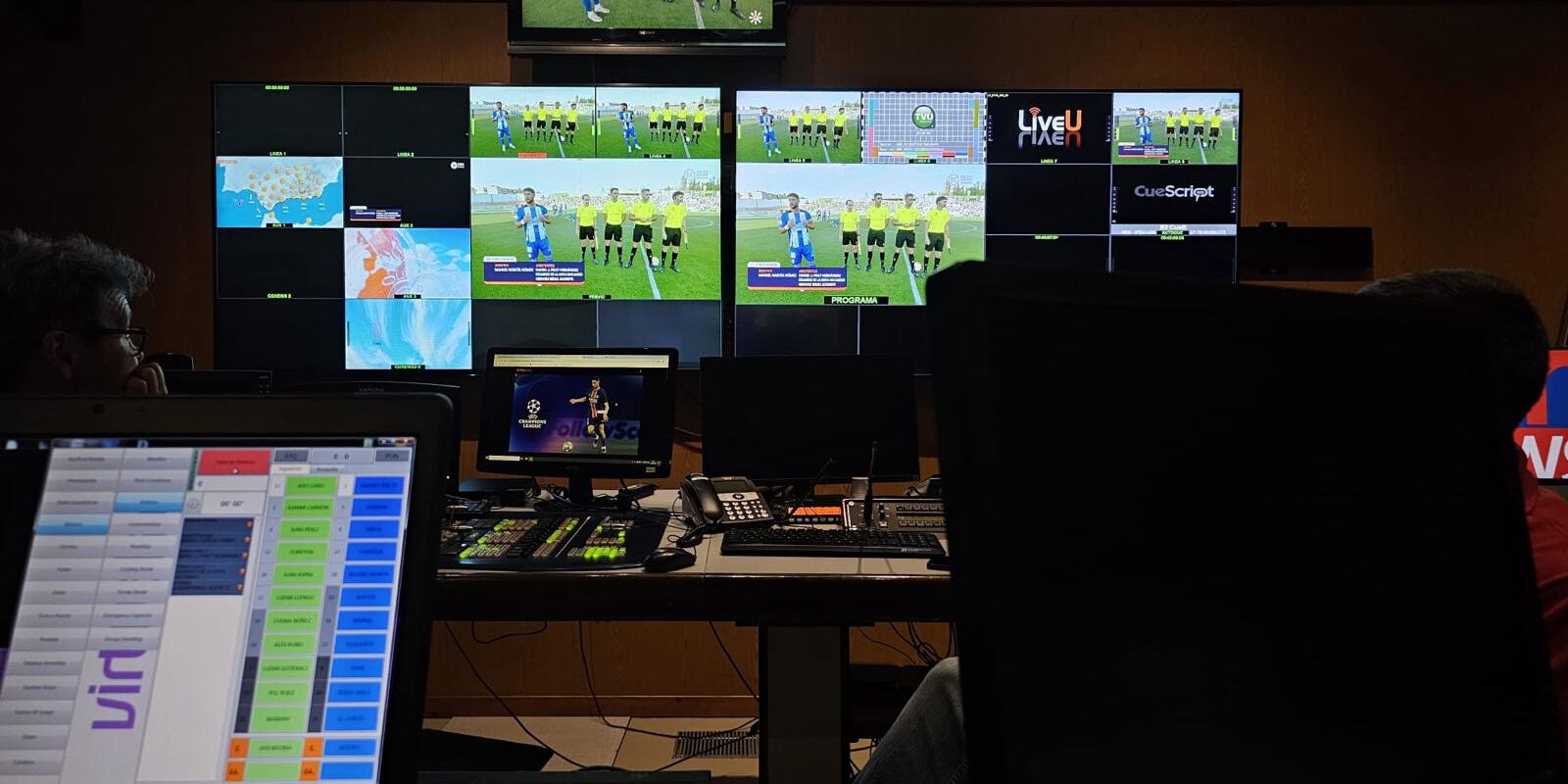 Realización en directo de un partido de fase de ascenso Pantallas y realización técnica en directo de un partido de fútbol