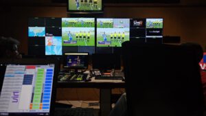 Pantallas y realización técnica en directo de un partido de fútbol