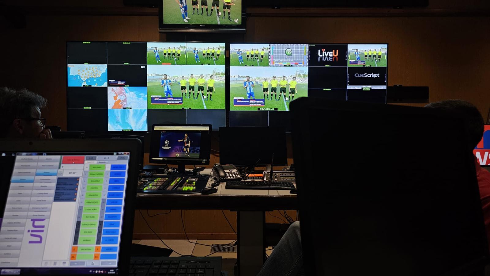 Pantallas y realización técnica en directo de un partido de fútbol